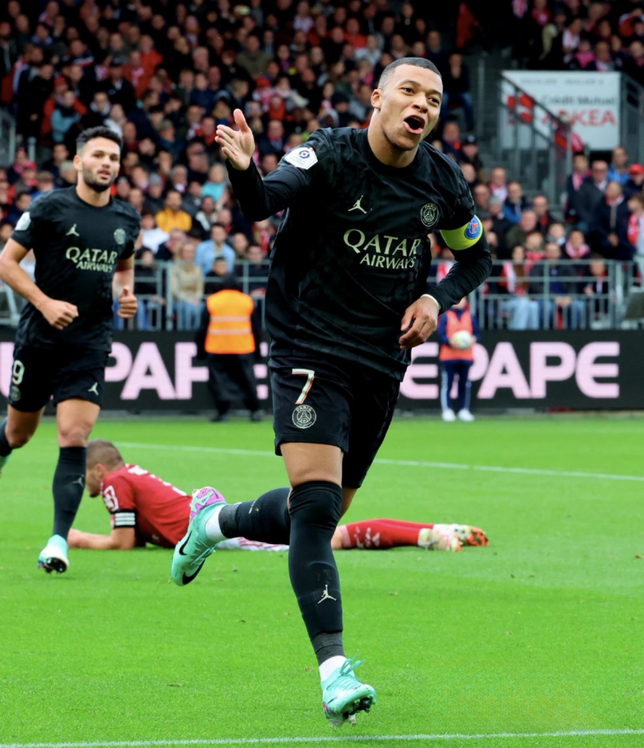 包含巴黎圣日耳曼主场告捷，豪取胜利晋级的词条