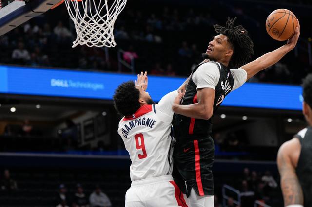 篮球比赛受到热烈欢迎,球迷激情高涨的简单介绍 篮球比赛受到热烈欢迎,球迷激情高涨的简单介绍