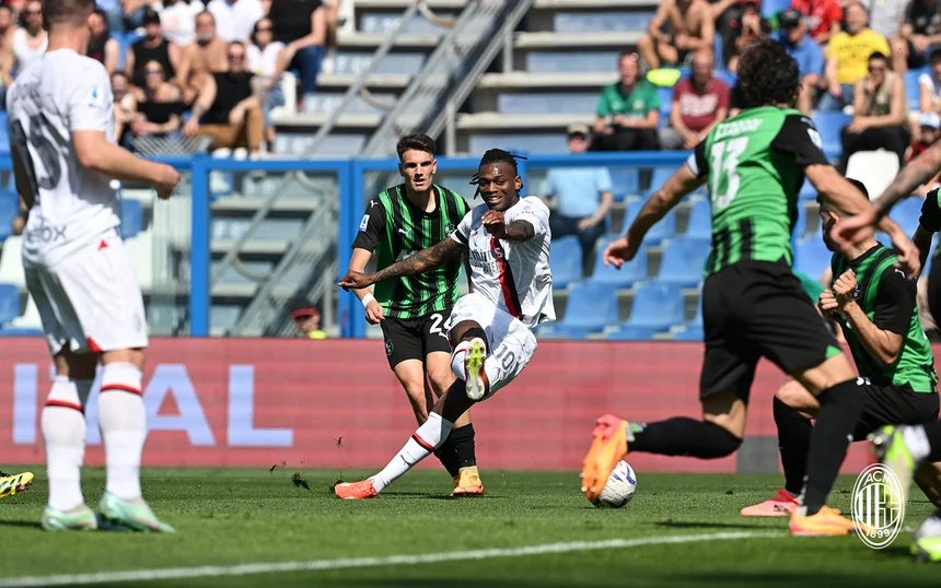 AC米兰客场爆冷被萨索洛逼平,保住榜首位置的简单介绍 AC米兰客场爆冷被萨索洛逼平,保住榜首位置的简单介绍