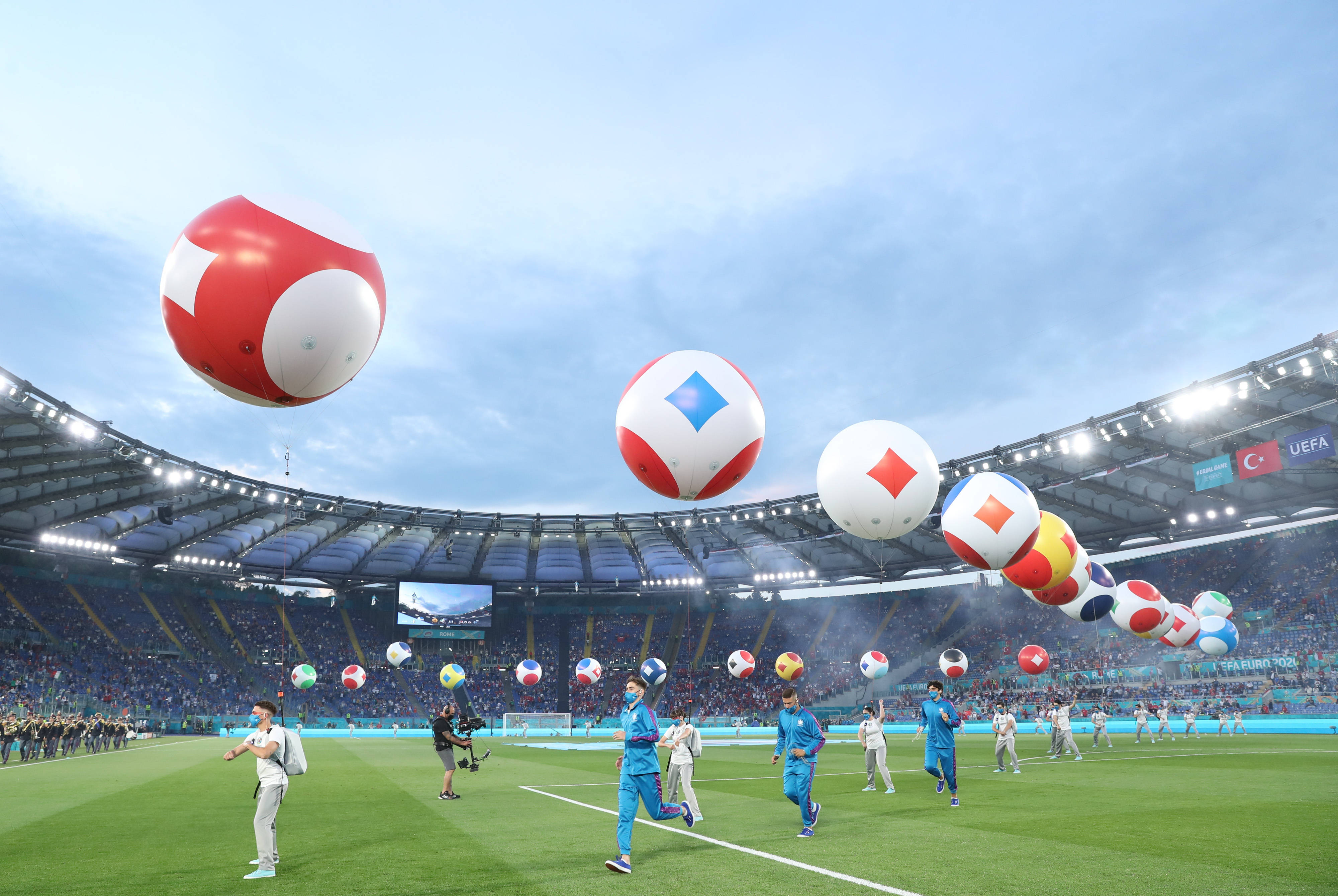 足球比赛即将上演,球员们为胜利而拼搏 足球比赛即将上演,球员们为胜利而拼搏