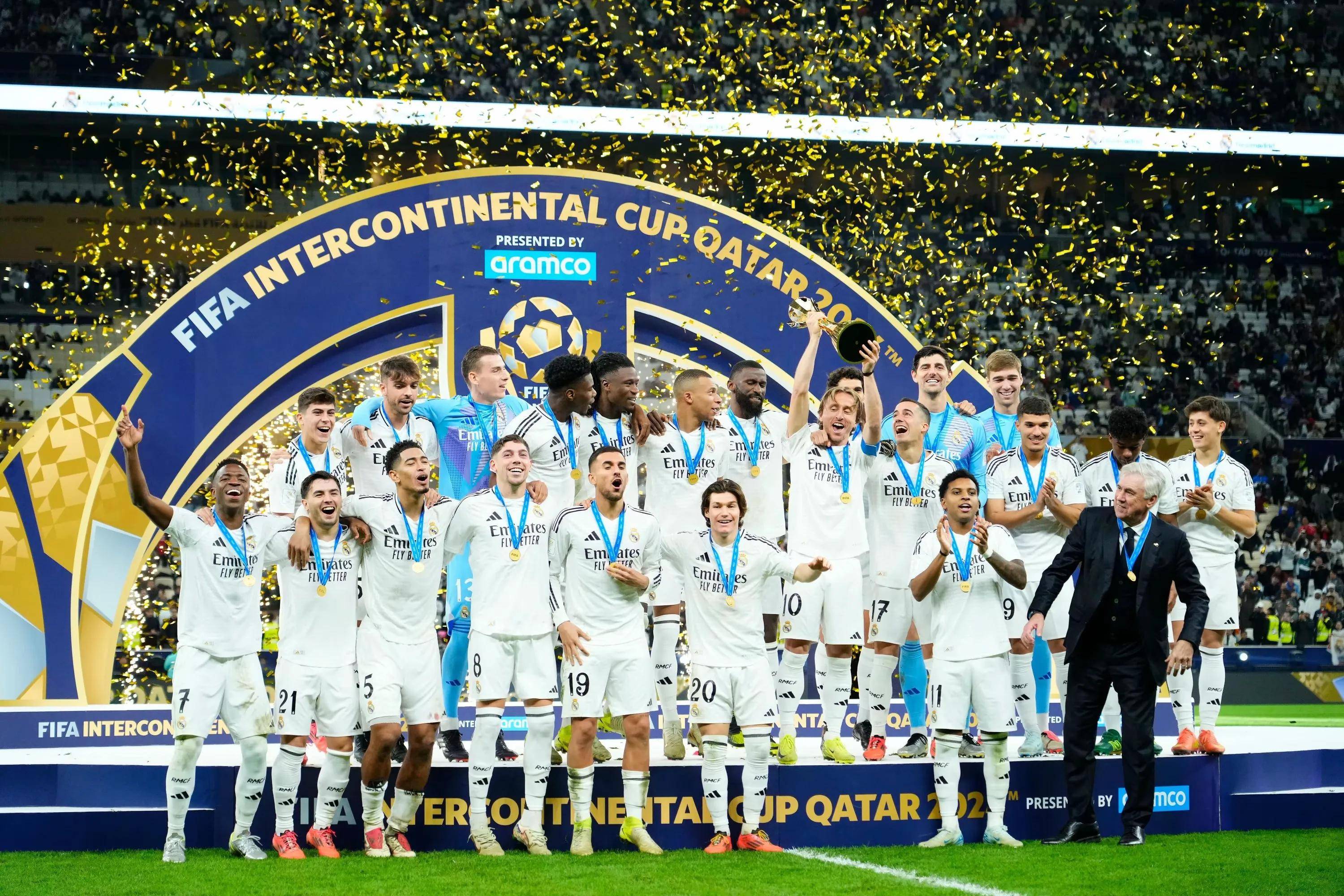 足球赛事颁奖典礼盛大举行，精彩回顾