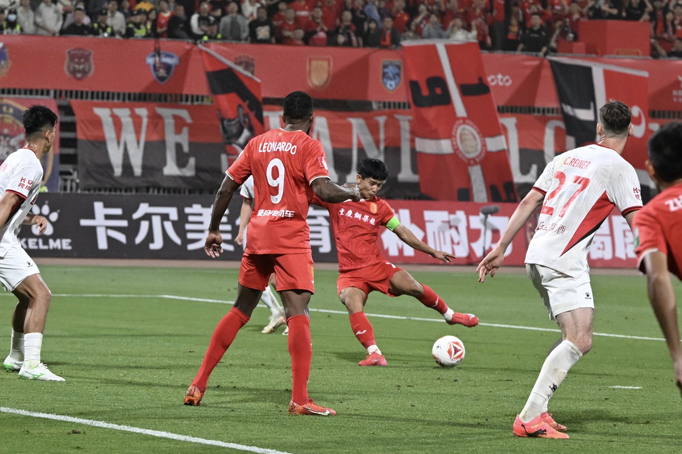 射手梅开二度，带领球队摆脱低迷的简单介绍