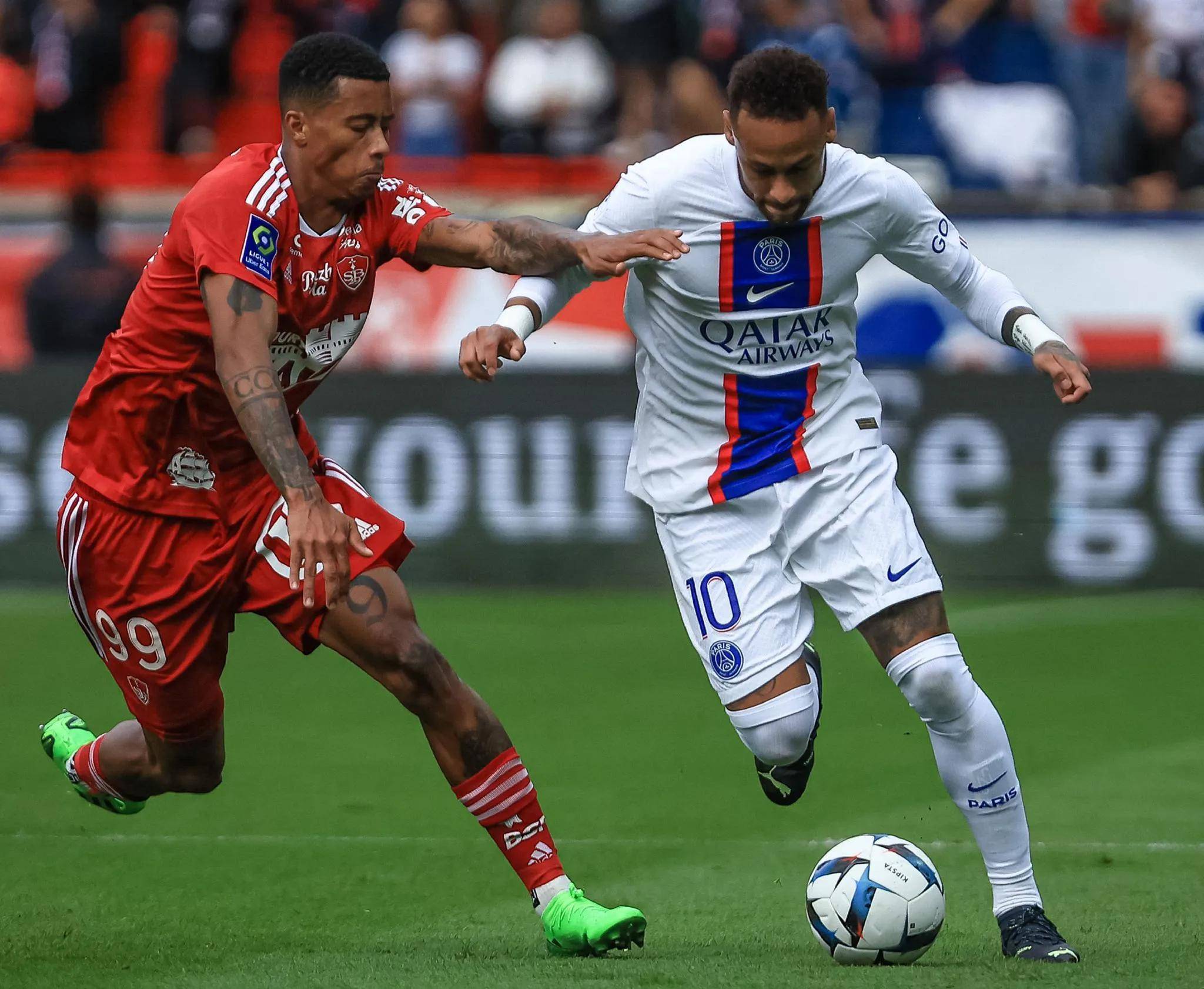 包含巴黎圣日耳曼主场战平利物浦，锁定决赛的词条