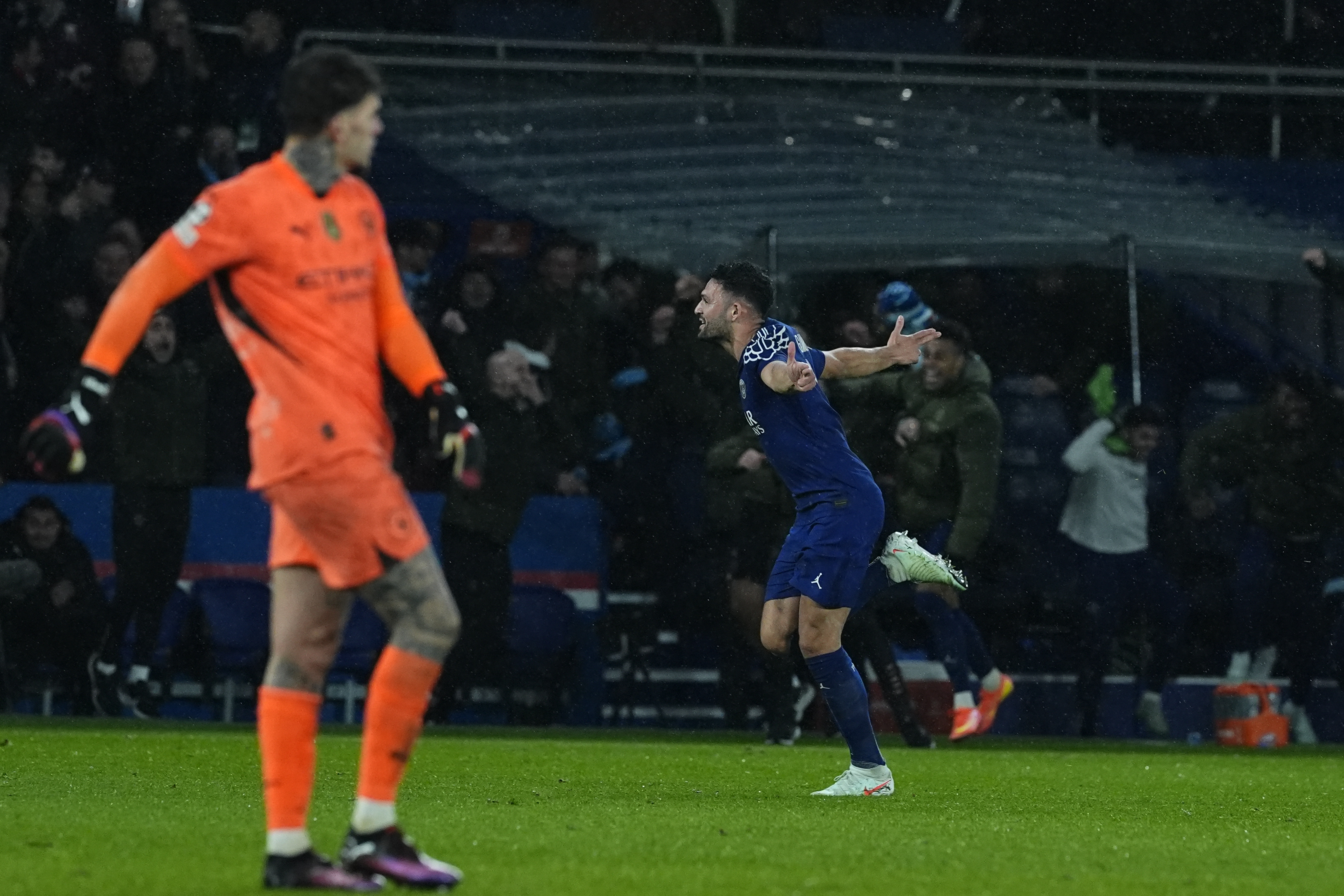 包含巴黎圣日耳曼主场战平利物浦，锁定决赛的词条