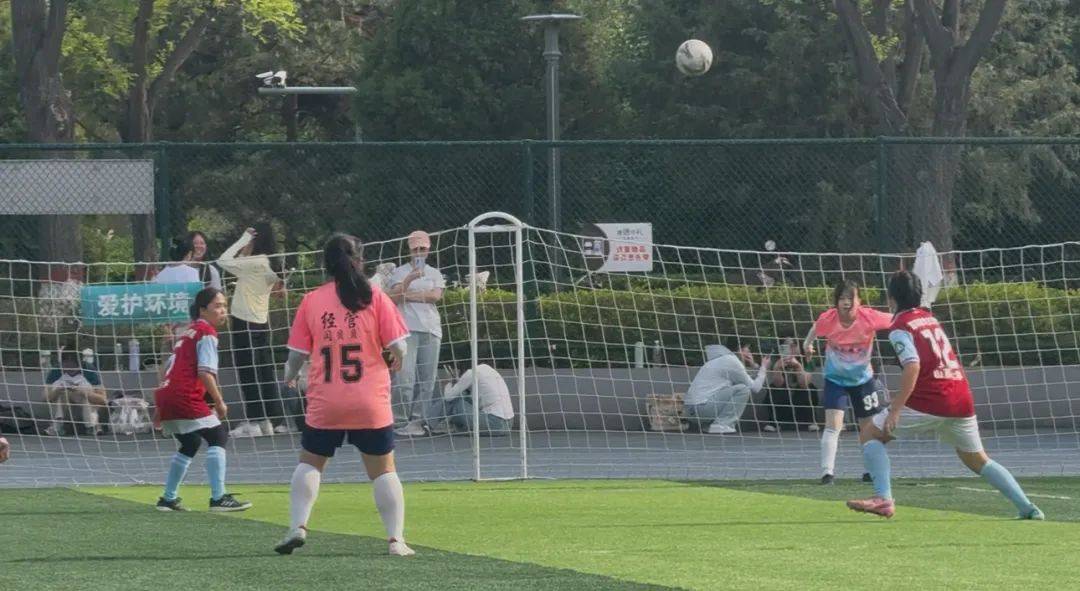 足球比赛中，女球员们勇夺桂冠！