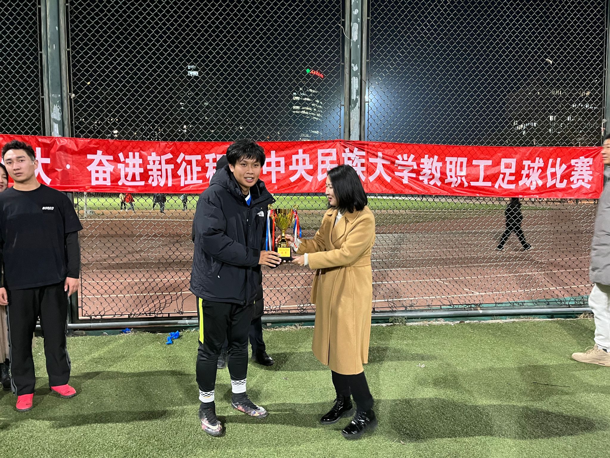 足球比赛中，女球员们勇夺桂冠！