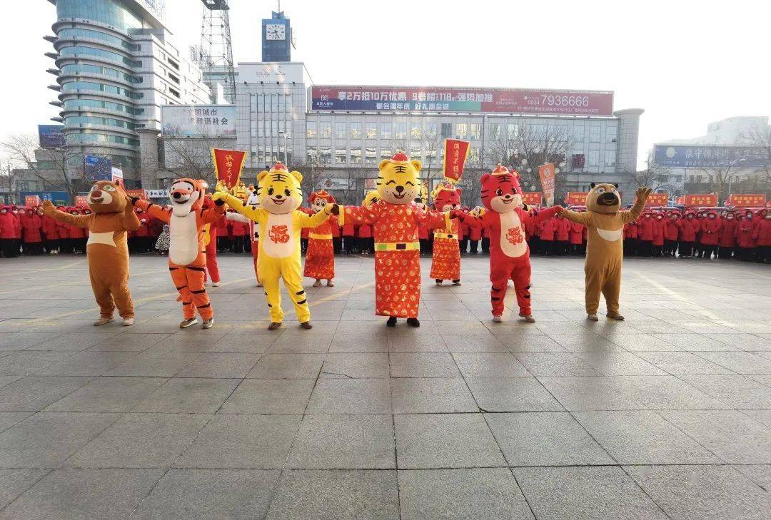 红色和白色的球队在场上穿梭打出了激烈比赛的简单介绍 红色和白色的球队在场上穿梭打出了激烈比赛的简单介绍