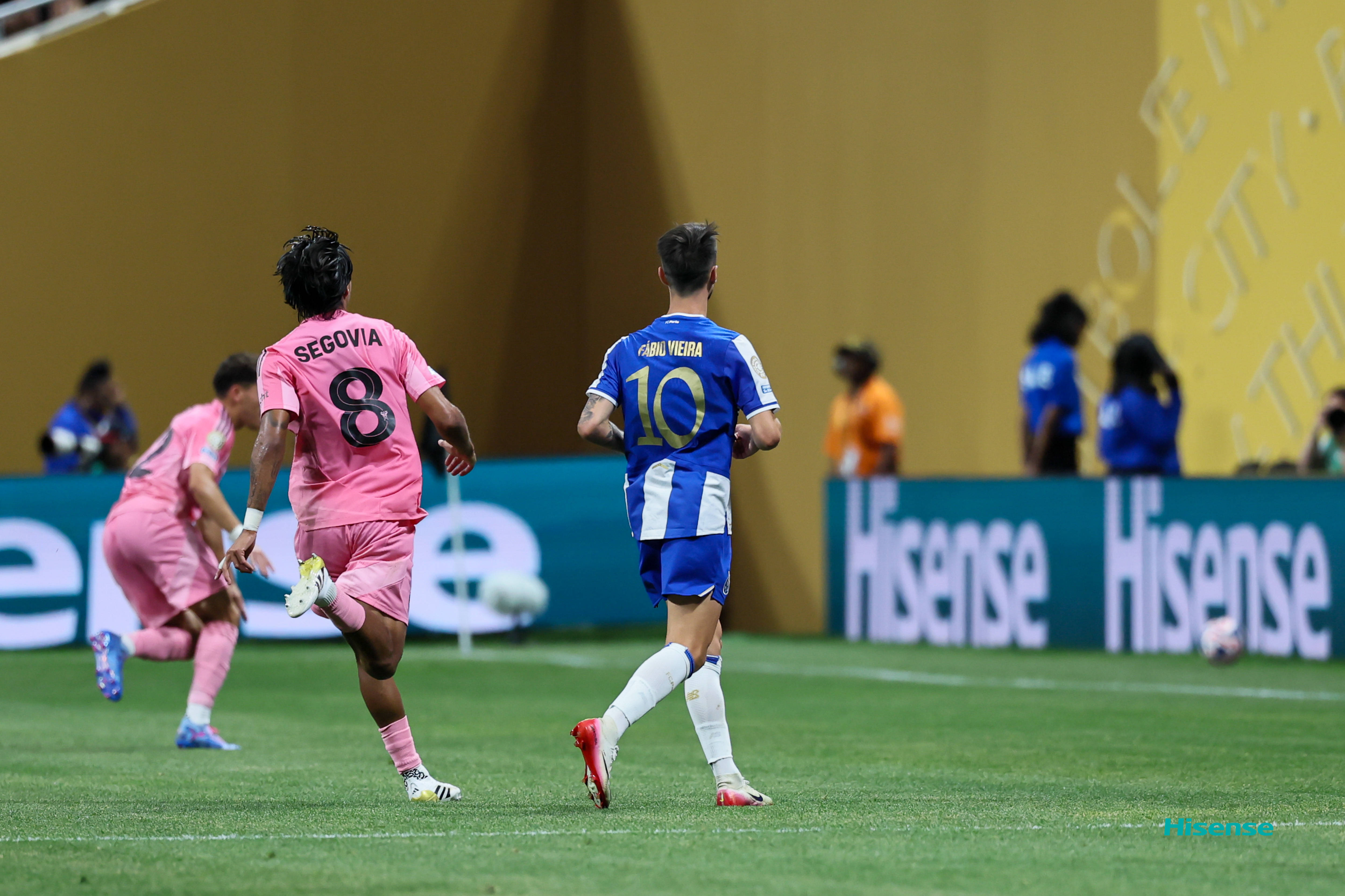 阿拉维斯球员伤愈复出，助球队实现逆转