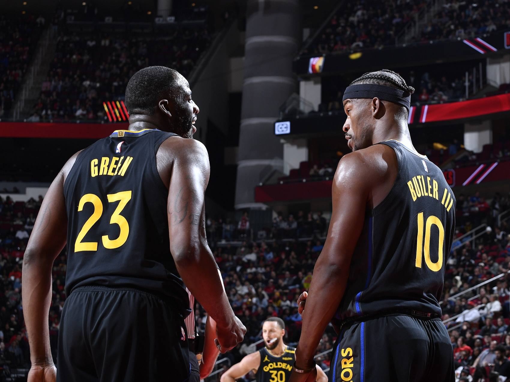 NBA官方：爵士主场告捷，取得常规赛系列赛成功的简单介绍