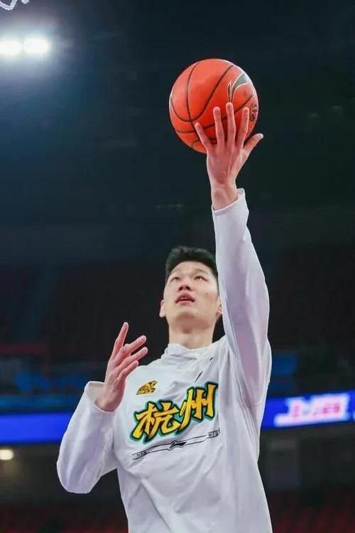 关于胡金秋抢下个篮板，率领球队逆转获胜的信息