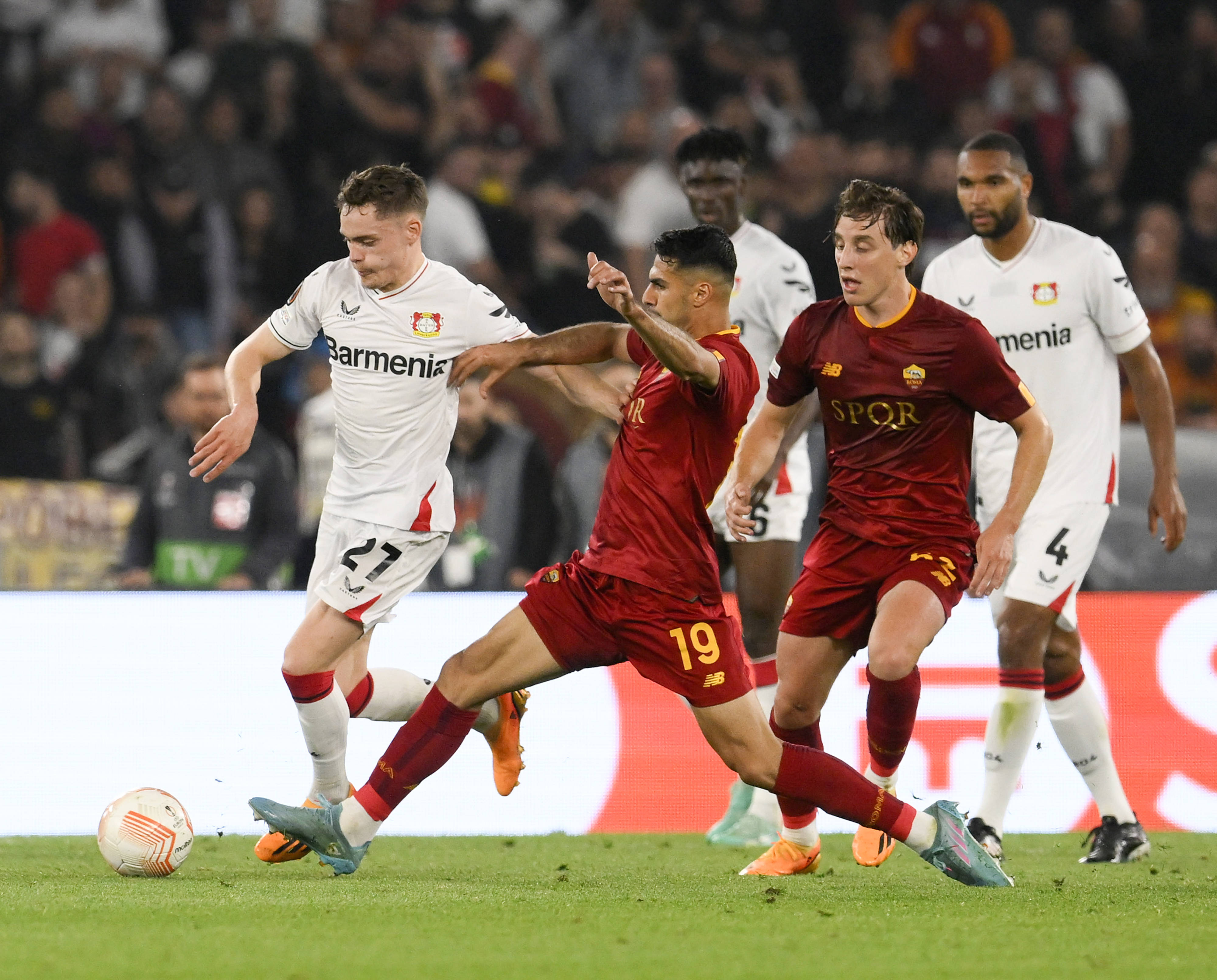 球场上的较量充满激情与挑战