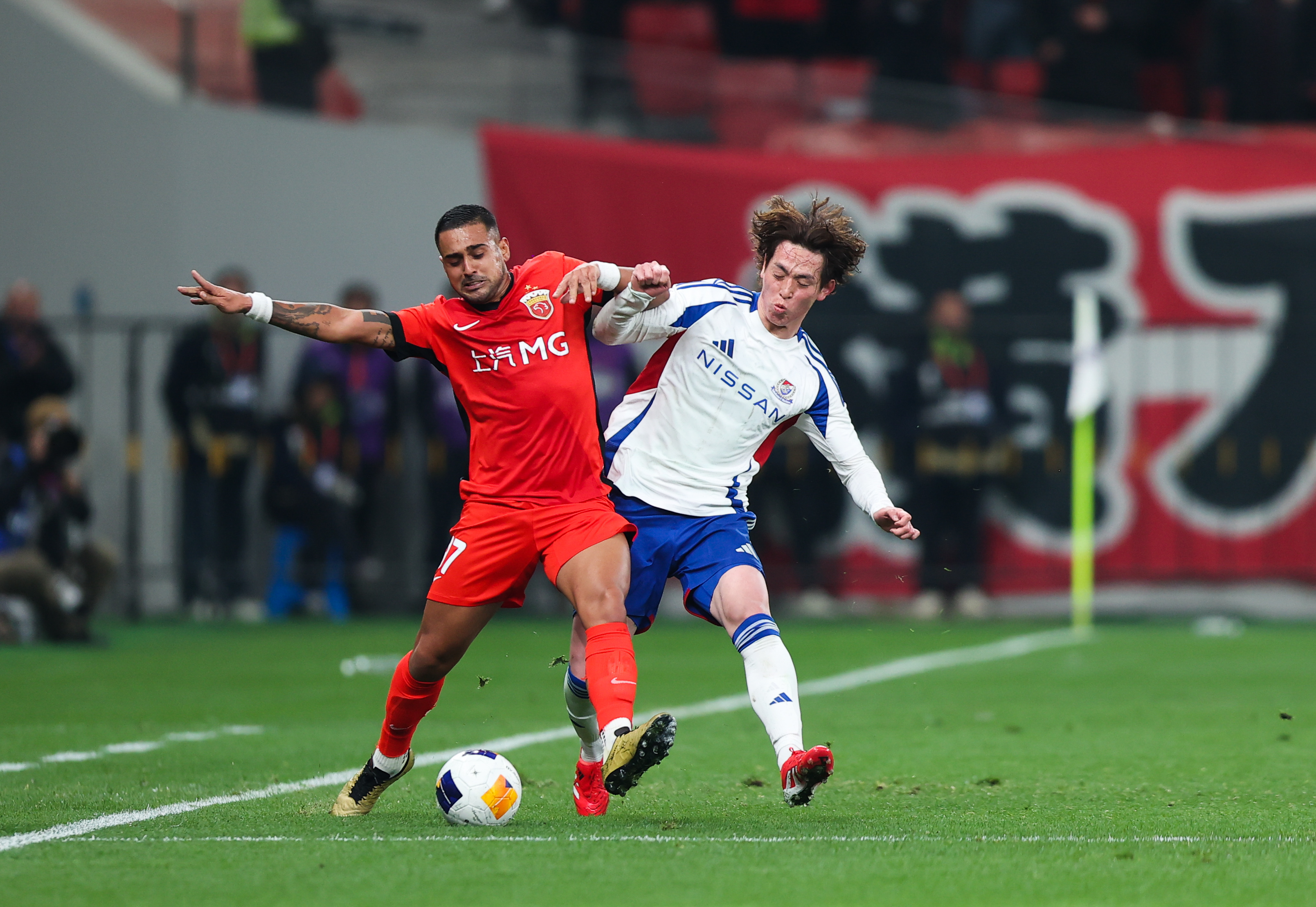 包含东亚俱乐部集中精力争夺国际足球赛的词条