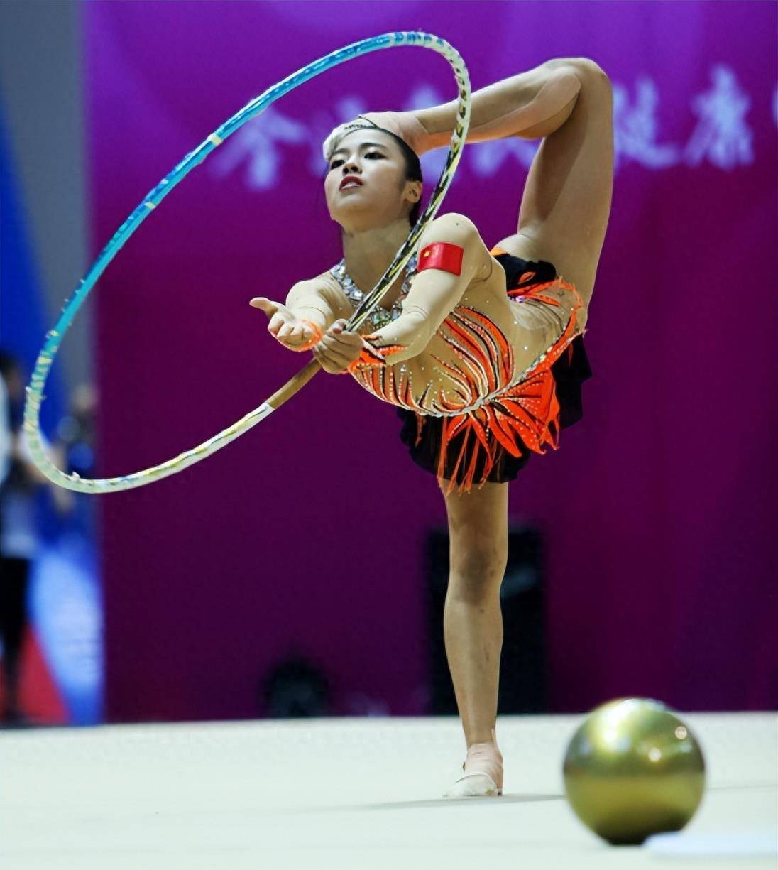 包含体操冠军表演赢得加分，观众起立尖叫喝彩的词条