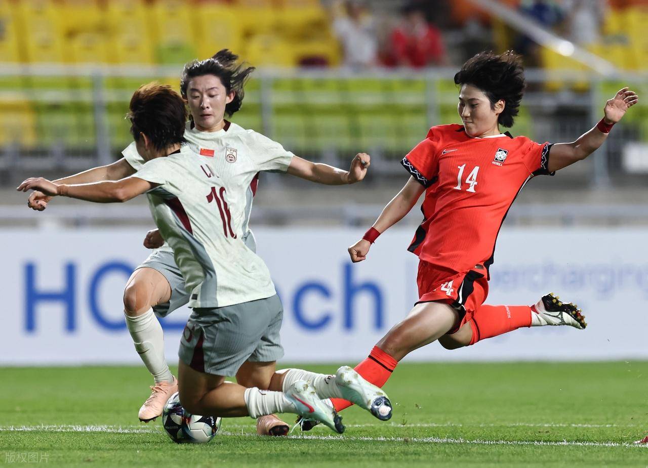 女足比赛引发全民狂热,球迷疯狂呐喊! 女足比赛引发全民狂热,球迷疯狂呐喊!