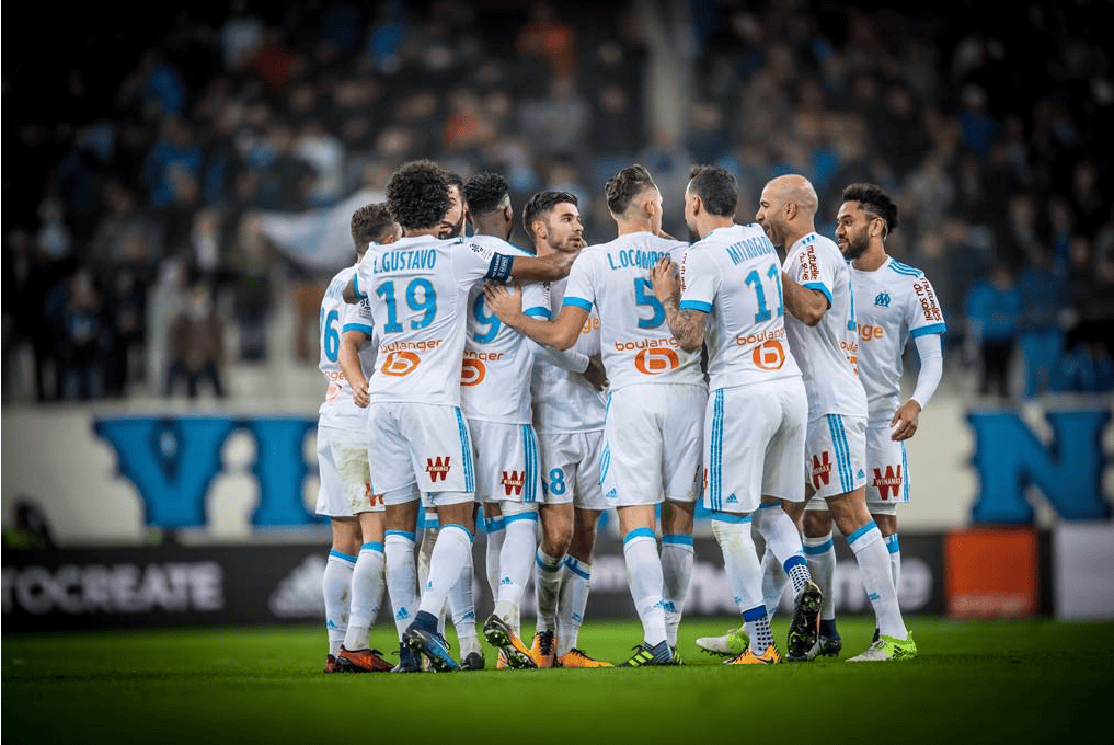 包含南特球迷热情欢呼，法甲赛场气氛炽热的词条