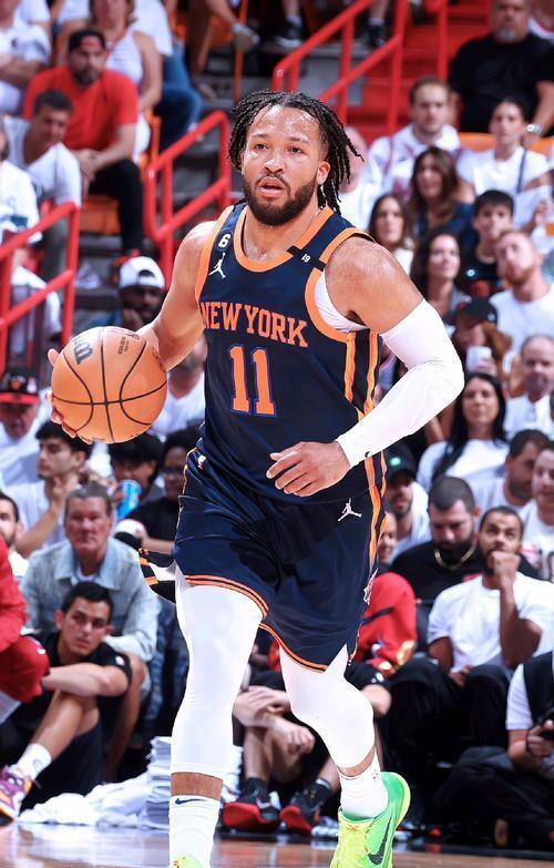 尼克斯队在客场获胜，士气高涨