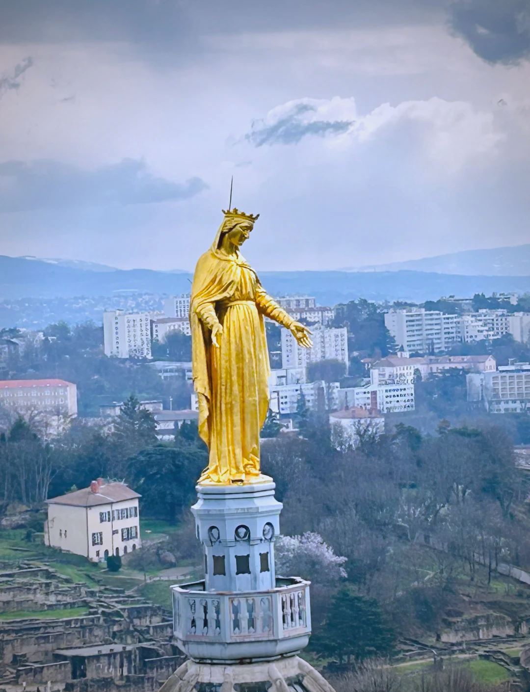 塞维利亚大胜里昂，前景在望