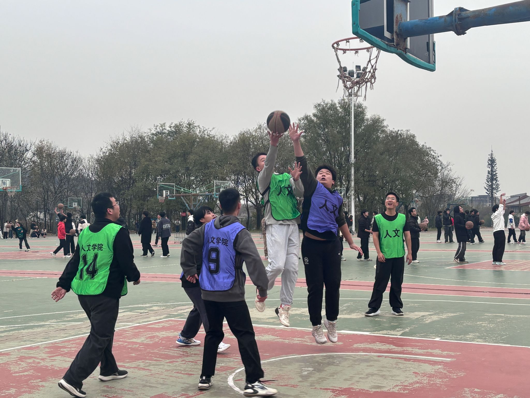 队员们顽强拼搏,展现出篮球运动精神的魅力 队员们顽强拼搏,展现出篮球运动精神的魅力