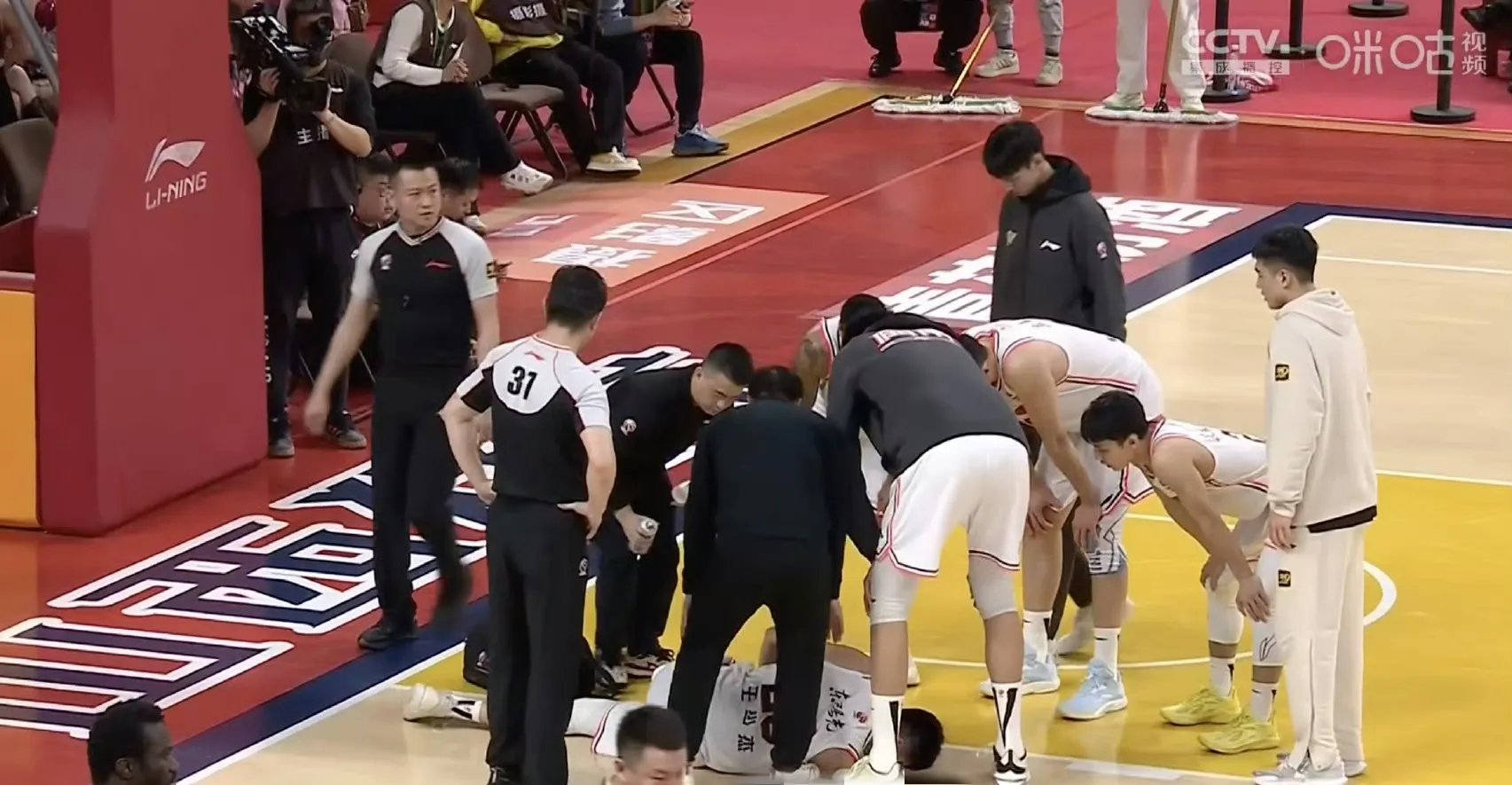 篮球场上的较量充满激情与荣耀