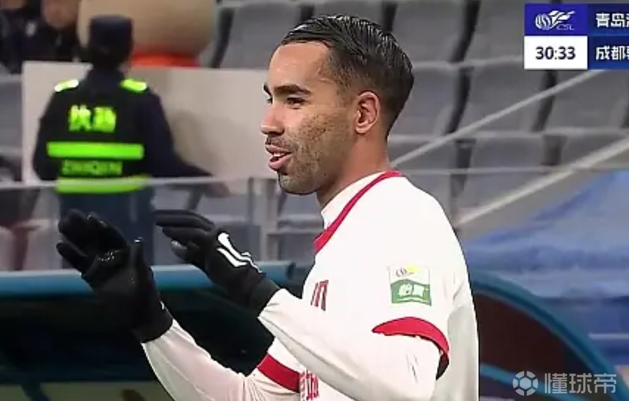 比赛中球员出色发挥,连续破门得分 比赛中球员出色发挥,连续破门得分