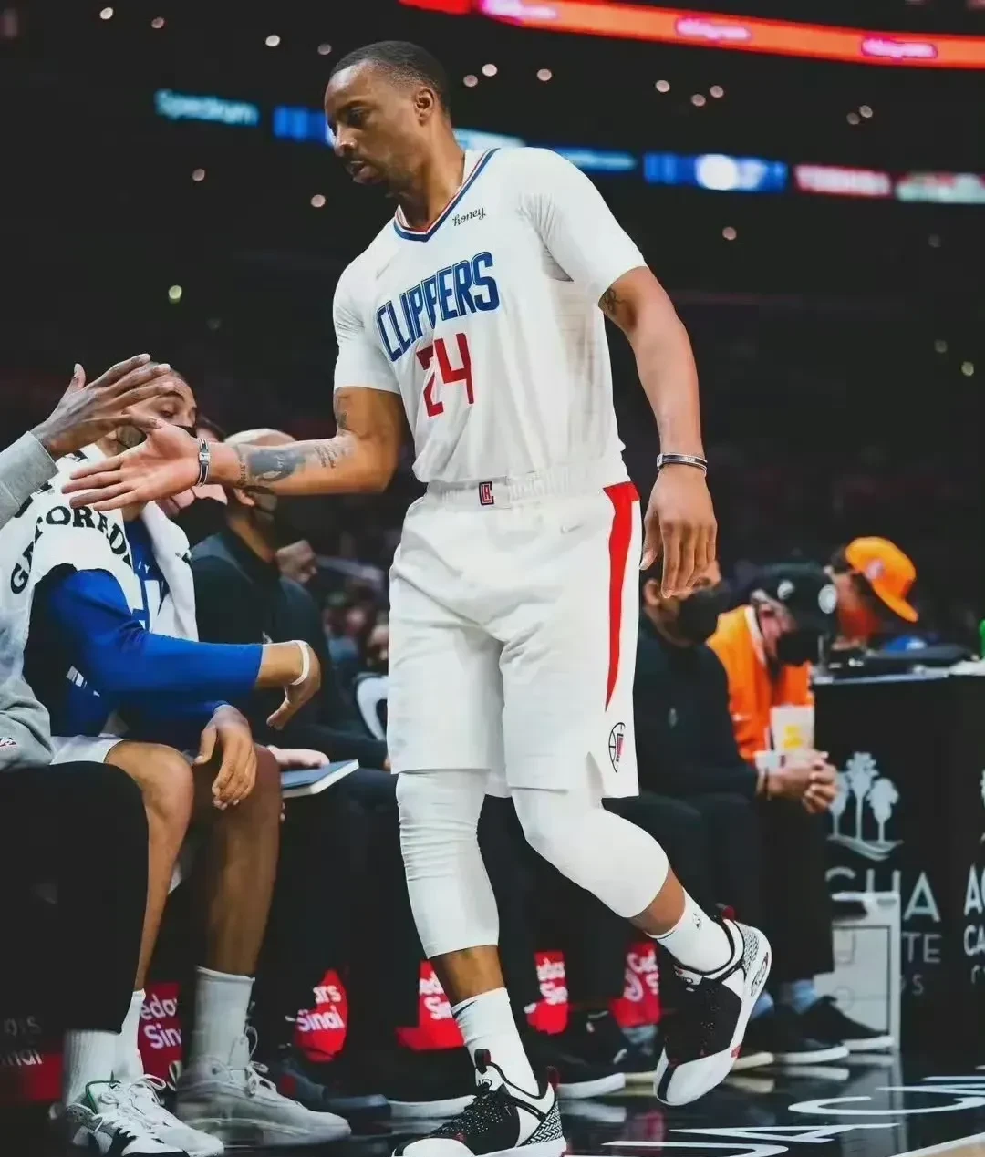 雄鹿逆转战胜快船,继续领跑东部 雄鹿逆转战胜快船,继续领跑东部