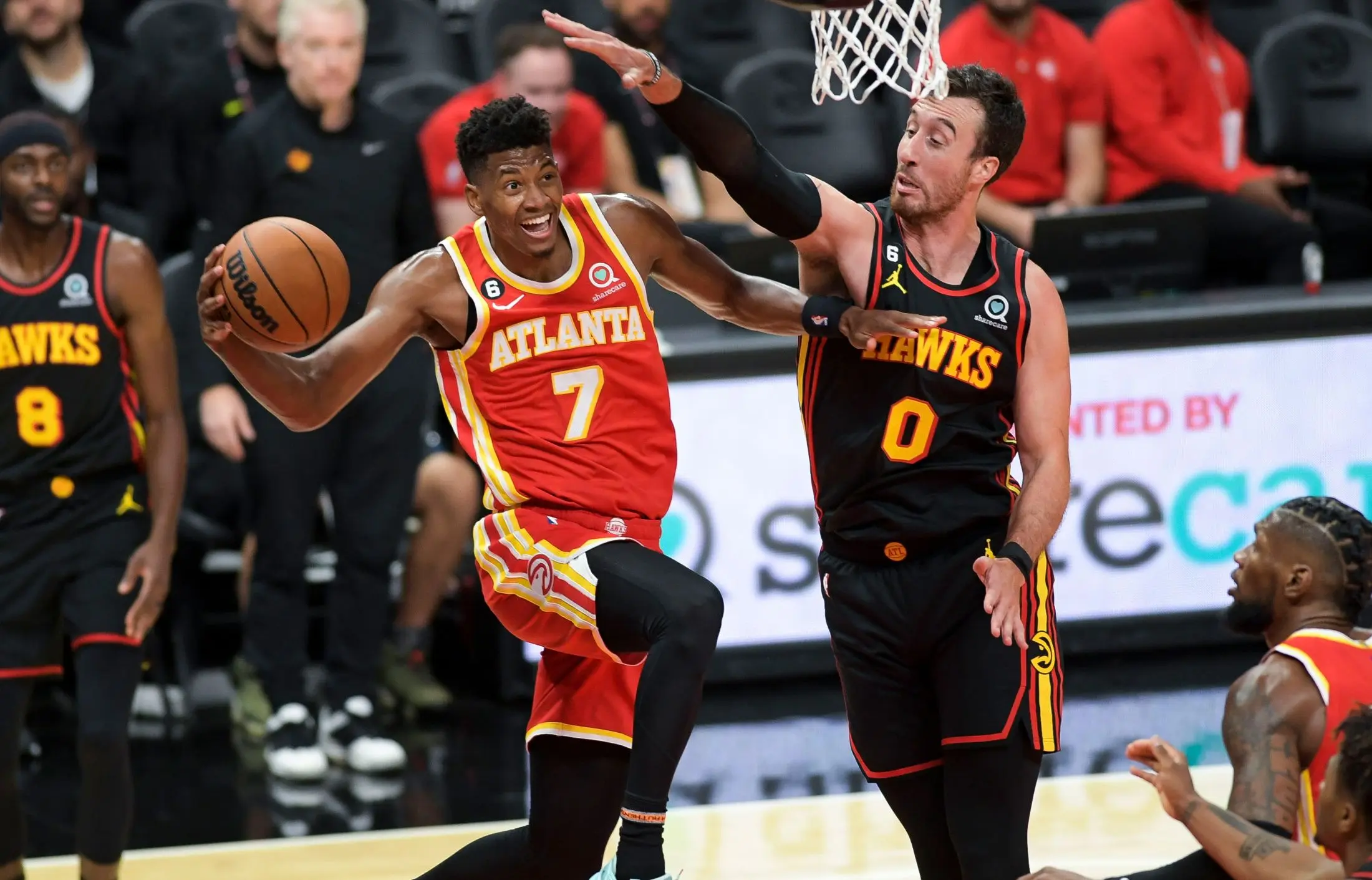 老鹰队主场失利，面临被淘汰风险