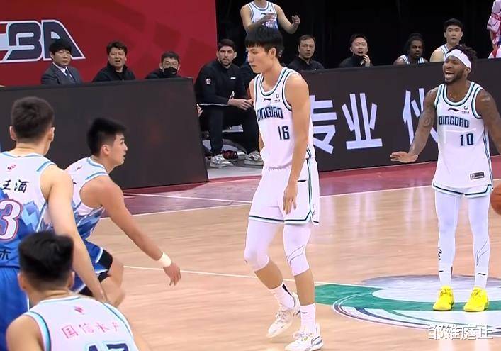 青岛队逆转上海队,克莱统治全场 青岛队逆转上海队,克莱统治全场