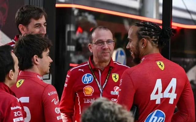 雷诺车队险胜法拉利，塞恩斯带队取胜